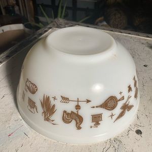 1Pyrex 403 Americana 2.5 Quart Mixing Bowl